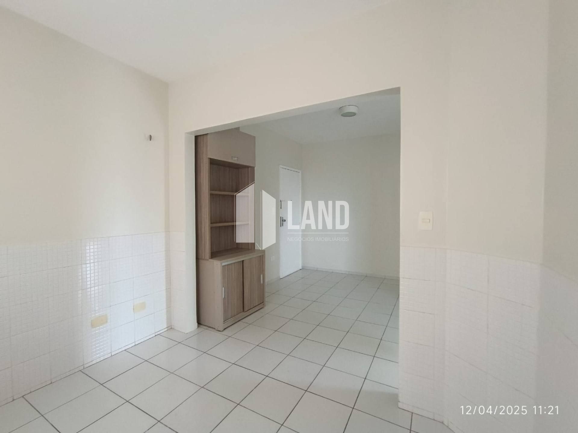 Apartamento com 60m², reformado, no bairro Cabral.