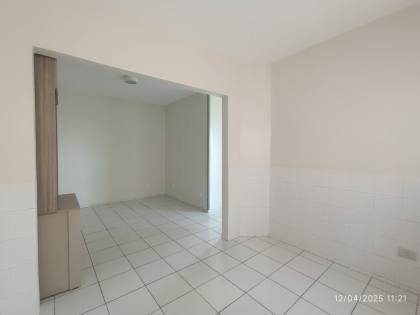 Apartamento com 60m², reformado, no bairro Cabral.