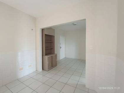 Apartamento com 60m², reformado, no bairro Cabral.