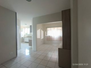Apartamento com 60m², reformado, no bairro Cabral.