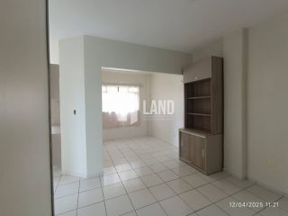 Apartamento com 60m², reformado, no bairro Cabral.