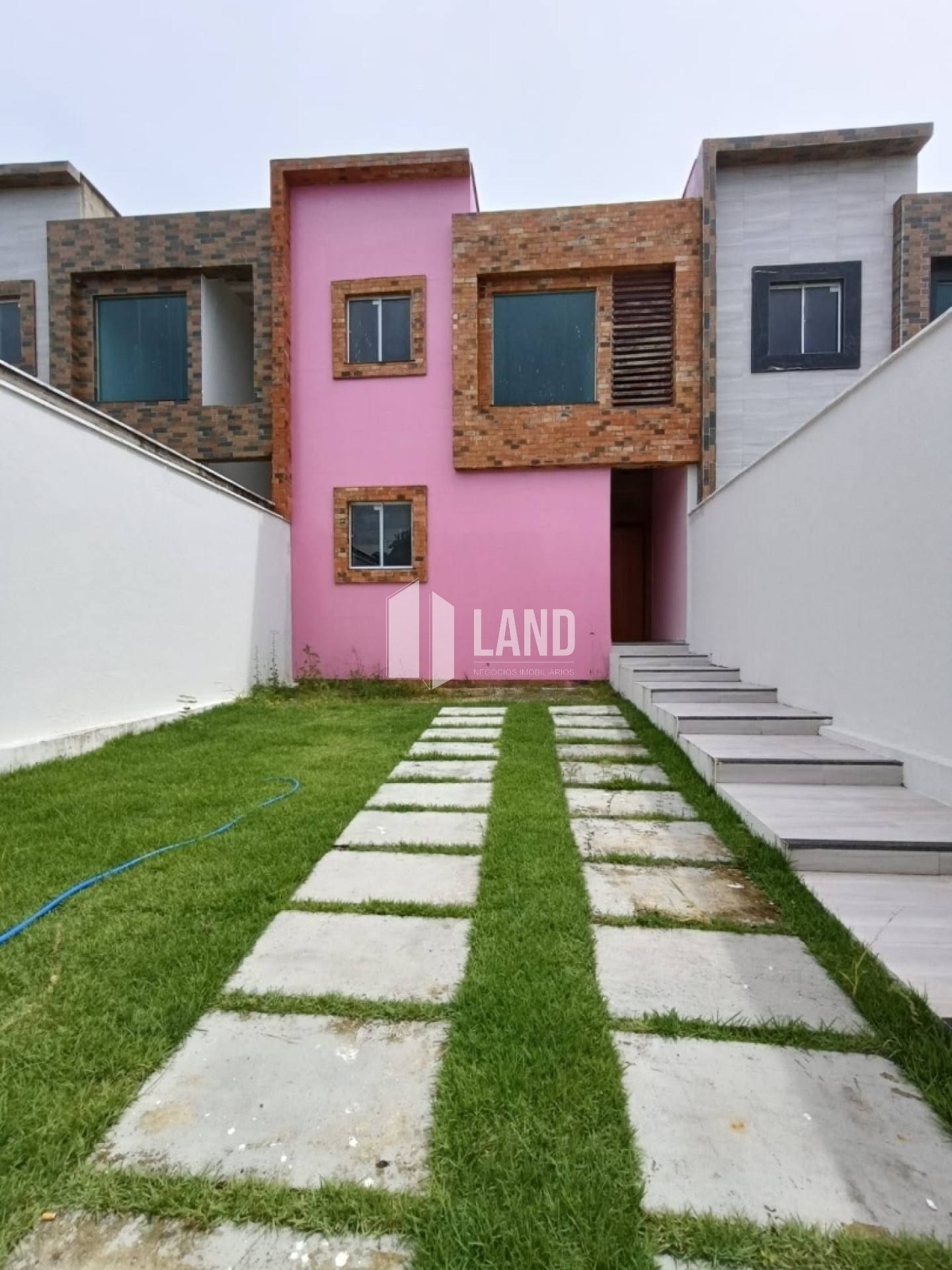 Casa duplex no loteamento Varandas Terra Brasilis com 4 suítes, 4 vagas, lavabo, cozinha americana, quintal, clube com lazer completo, casa 130m2 - Terreno 150m2 (6x25) - R$ 590.000 - Aquiraz/CE