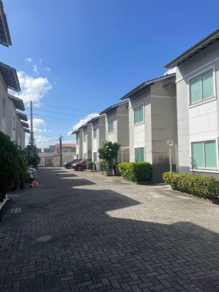 CASA EM CONDOMÍNIO FECHADO COM 3 QUARTOS POR 369 MIL - ITAPERI, FORTALEZA - CE