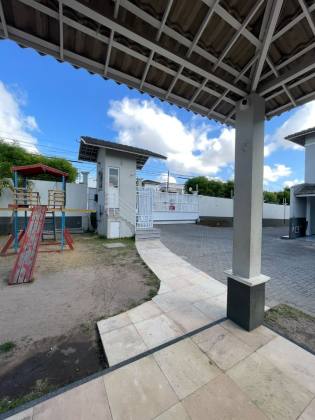 CASA EM CONDOMÍNIO FECHADO COM 3 QUARTOS POR 369 MIL - ITAPERI, FORTALEZA - CE