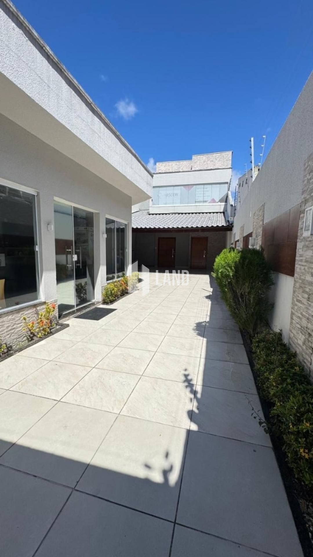 Casa Para Vender com 05 quartos 02 suítes no bairro Cidade dos Funcionarios em Fortaleza