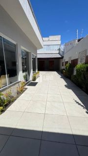 Casa Para Vender com 05 quartos 02 suítes no bairro Cidade dos Funcionarios em Fortaleza