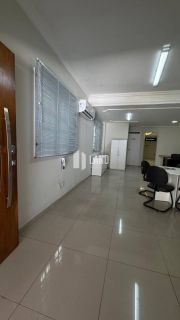 Casa Para Vender com 05 quartos 02 suítes no bairro Cidade dos Funcionarios em Fortaleza