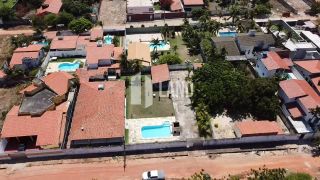CASA PLANA NO PORTO DAS DUNAS COM 4 QUARTOS (2 SUÍTES), PISCINA, DECK COM CHURRASQUEIRA, 4 LOTES CONJUGADOS, A POUCOS METROS DO GOLF VILLE, DOCUMENTAÇÃO 100% REGULARIZADA - 300 M² - ÁREA TOTAL DO TERRENO  1.980 M² - R$ 1.150.000 - AQUIRAZ/CE