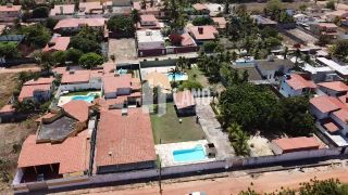 CASA PLANA NO PORTO DAS DUNAS COM 4 QUARTOS (2 SUÍTES), PISCINA, DECK COM CHURRASQUEIRA, 4 LOTES CONJUGADOS, A POUCOS METROS DO GOLF VILLE, DOCUMENTAÇÃO 100% REGULARIZADA - 300 M² - ÁREA TOTAL DO TERRENO  1.980 M² - R$ 1.150.000 - AQUIRAZ/CE