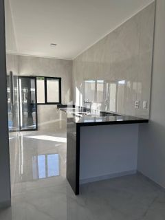 Casa com 04 suítes no  Eusébio