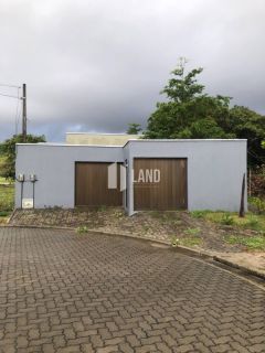 Casa Plana no Loteamento Varandas Terra Brasilis com 4 quartos (2 suítes), 4 vagas, 2 banheiros sociais, 2 cozinhas americana, quintal, clube com lazer completo, Casa 124m2 - Lote 298m2 - R$ 3.000 (mês) - Aquiraz/CE.
