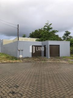 Casa Plana no Loteamento Varandas Terra Brasilis com 4 quartos (2 suítes), 4 vagas, 2 banheiros sociais, 2 cozinhas americana, quintal, clube com lazer completo, Casa 124m2 - Lote 298m2 - R$ 3.000 (mês) - Aquiraz/CE.
