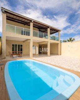 Casa Duplex para vender na praia de Paracuru/CE com 5 quartos (4 suítes), 2 banheiros sociais, piscina, deck com churrasqueira, 4 vagas - 415m² (casa) - 600m² (terreno) - R$ 399.000  - Paracuru/CE