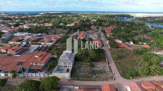 Casa Duplex para vender na praia de Paracuru/CE com 5 quartos (4 suítes), 2 banheiros sociais, piscina, deck com churrasqueira, 4 vagas - 415m² (casa) - 600m² (terreno) - R$ 399.000  - Paracuru/CE