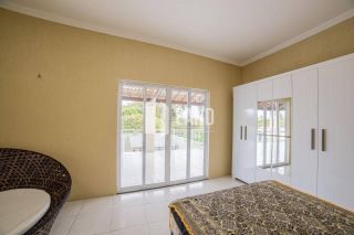 Casa Duplex para vender na praia de Paracuru/CE com 5 quartos (4 suítes), 2 banheiros sociais, piscina, deck com churrasqueira, 4 vagas - 415m² (casa) - 600m² (terreno) - R$ 399.000  - Paracuru/CE