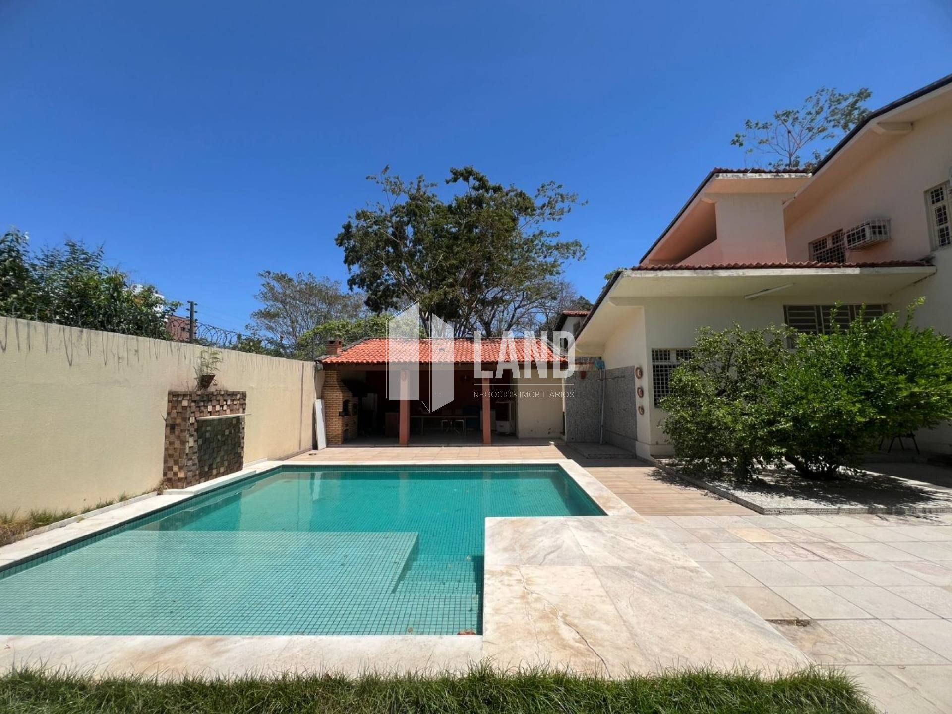Casa na zona leste com 398m² - PORTEIRA FECHADA