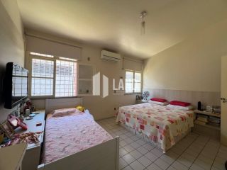 Casa na zona leste com 398m² - PORTEIRA FECHADA