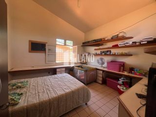 Casa na zona leste com 398m² - PORTEIRA FECHADA