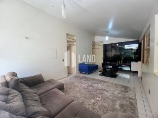 Casa na zona leste com 398m² - PORTEIRA FECHADA