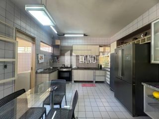 Casa na zona leste com 398m² - PORTEIRA FECHADA