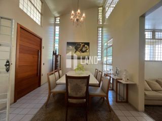 Casa na zona leste com 398m² - PORTEIRA FECHADA