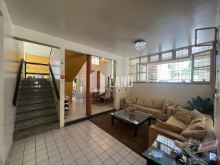 Casa na zona leste com 398m² - PORTEIRA FECHADA