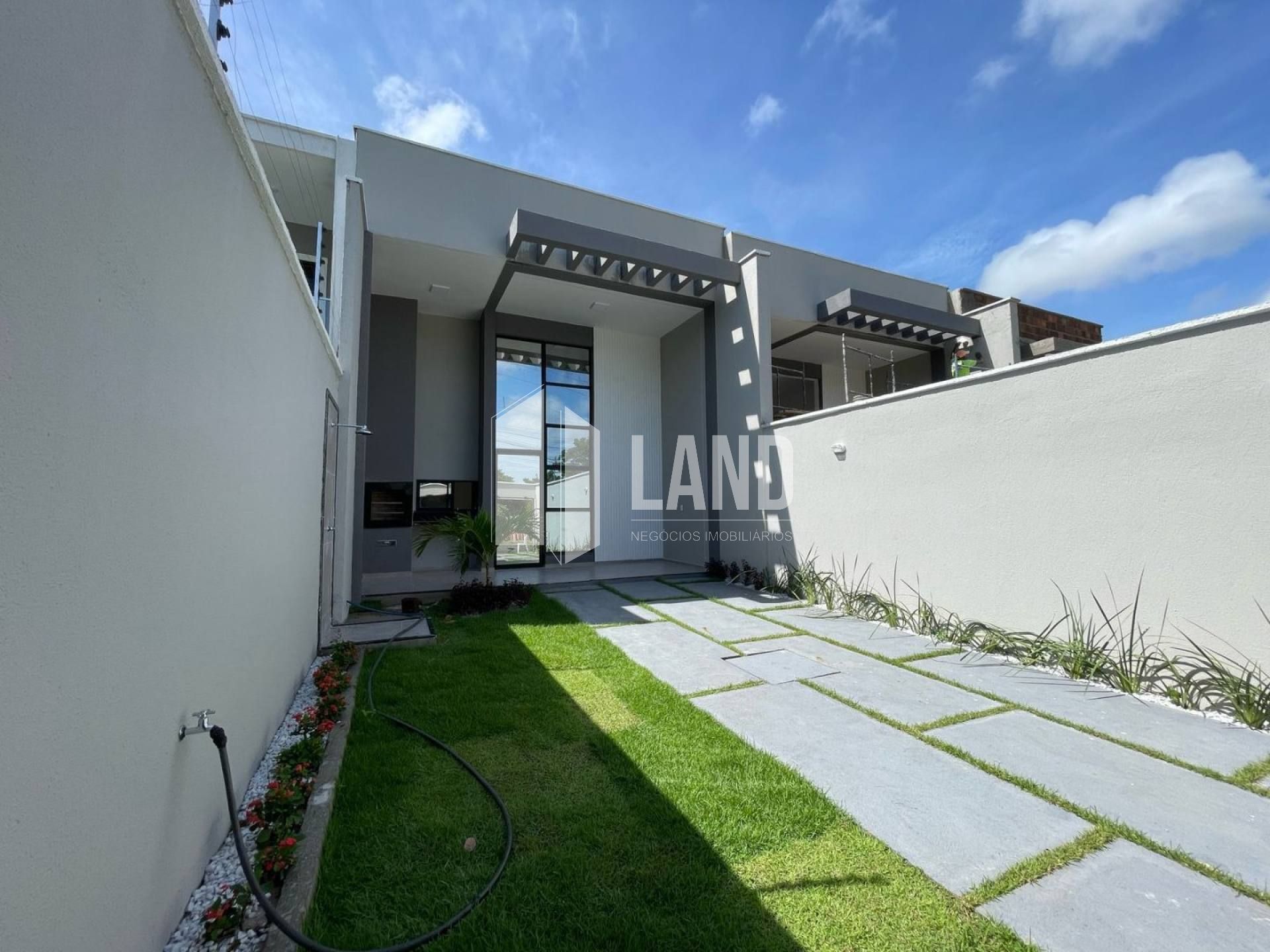 Casa Para Vender com 3 quartos 3 suítes no bairro Lagoa Redonda em Fortaleza