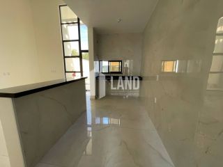 Casa Para Vender com 3 quartos 3 suítes no bairro Lagoa Redonda em Fortaleza