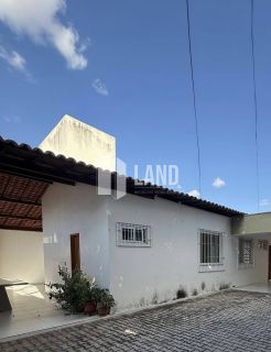 Casa de 400m2 no Bairro Jóquei, de 04 suítes, bem localizado