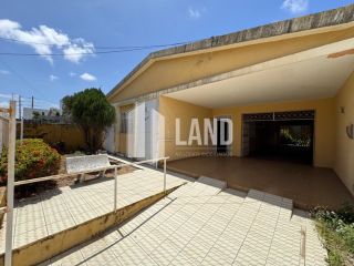 Casa Para Vender com 5 quartos (1 suíte), 3 banheiros, 2 salas, 5 vagas de garagem, quintal, 240m2 (casa), 420m2 (terreno), R$ 1.900.000 - bairro Parque Araxá (vizinha ao restaurante Ordones) - Fortaleza/Ce 