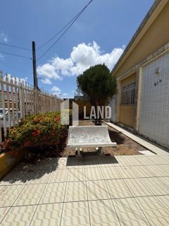 Casa Para Vender com 5 quartos (1 suíte), 3 banheiros, 2 salas, 5 vagas de garagem, quintal, 240m2 (casa), 420m2 (terreno), R$ 1.900.000 - bairro Parque Araxá (vizinha ao restaurante Ordones) - Fortaleza/Ce 