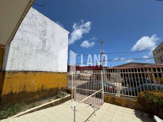 Casa Para Vender com 5 quartos (1 suíte), 3 banheiros, 2 salas, 5 vagas de garagem, quintal, 240m2 (casa), 420m2 (terreno), R$ 1.900.000 - bairro Parque Araxá (vizinha ao restaurante Ordones) - Fortaleza/Ce 