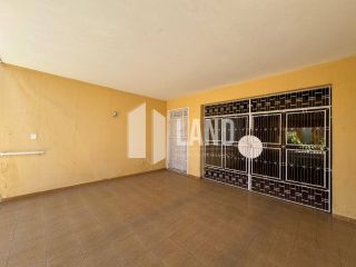 Casa Para Vender com 5 quartos (1 suíte), 3 banheiros, 2 salas, 5 vagas de garagem, quintal, 240m2 (casa), 420m2 (terreno), R$ 1.900.000 - bairro Parque Araxá (vizinha ao restaurante Ordones) - Fortaleza/Ce 