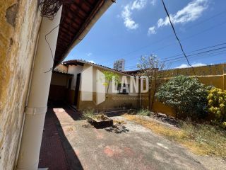 Casa Para Vender com 5 quartos (1 suíte), 3 banheiros, 2 salas, 5 vagas de garagem, quintal, 240m2 (casa), 420m2 (terreno), R$ 1.900.000 - bairro Parque Araxá (vizinha ao restaurante Ordones) - Fortaleza/Ce 