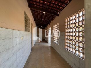 Casa Para Vender com 5 quartos (1 suíte), 3 banheiros, 2 salas, 5 vagas de garagem, quintal, 240m2 (casa), 420m2 (terreno), R$ 1.900.000 - bairro Parque Araxá (vizinha ao restaurante Ordones) - Fortaleza/Ce 