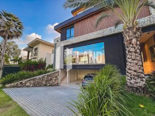 Casa Duplex Altissimo Padrao no Alphaville Eusebio (Porteira Fechada) - 5 suítes, energia solar, automatizada, escritorio, closet, adega, piscina, spa aquecido, deck, churrasqueira, carregador carro eletrico, 3 vagas - 467m² - R$ 5.700.000 - Alpha Eusebio