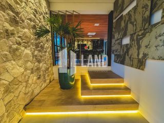 Casa Duplex Altissimo Padrao no Alphaville Eusebio (Porteira Fechada) - 5 suítes, energia solar, automatizada, escritorio, closet, adega, piscina, spa aquecido, deck, churrasqueira, carregador carro eletrico, 3 vagas - 467m² - R$ 5.700.000 - Alpha Eusebio