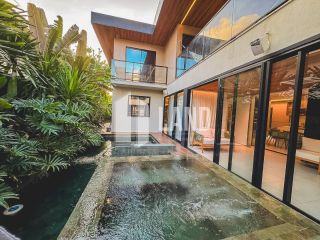 Casa Duplex Altissimo Padrao no Alphaville Eusebio (Porteira Fechada) - 5 suítes, energia solar, automatizada, escritorio, closet, adega, piscina, spa aquecido, deck, churrasqueira, carregador carro eletrico, 3 vagas - 467m² - R$ 5.700.000 - Alpha Eusebio