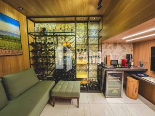 Casa Duplex Altissimo Padrao no Alphaville Eusebio (Porteira Fechada) - 5 suítes, energia solar, automatizada, escritorio, closet, adega, piscina, spa aquecido, deck, churrasqueira, carregador carro eletrico, 3 vagas - 467m² - R$ 5.700.000 - Alpha Eusebio