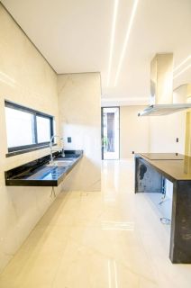 CASA PLANA DE ALTO PADRÃO NA CIDADE ALPHA - POR R$ 1.290.000,00