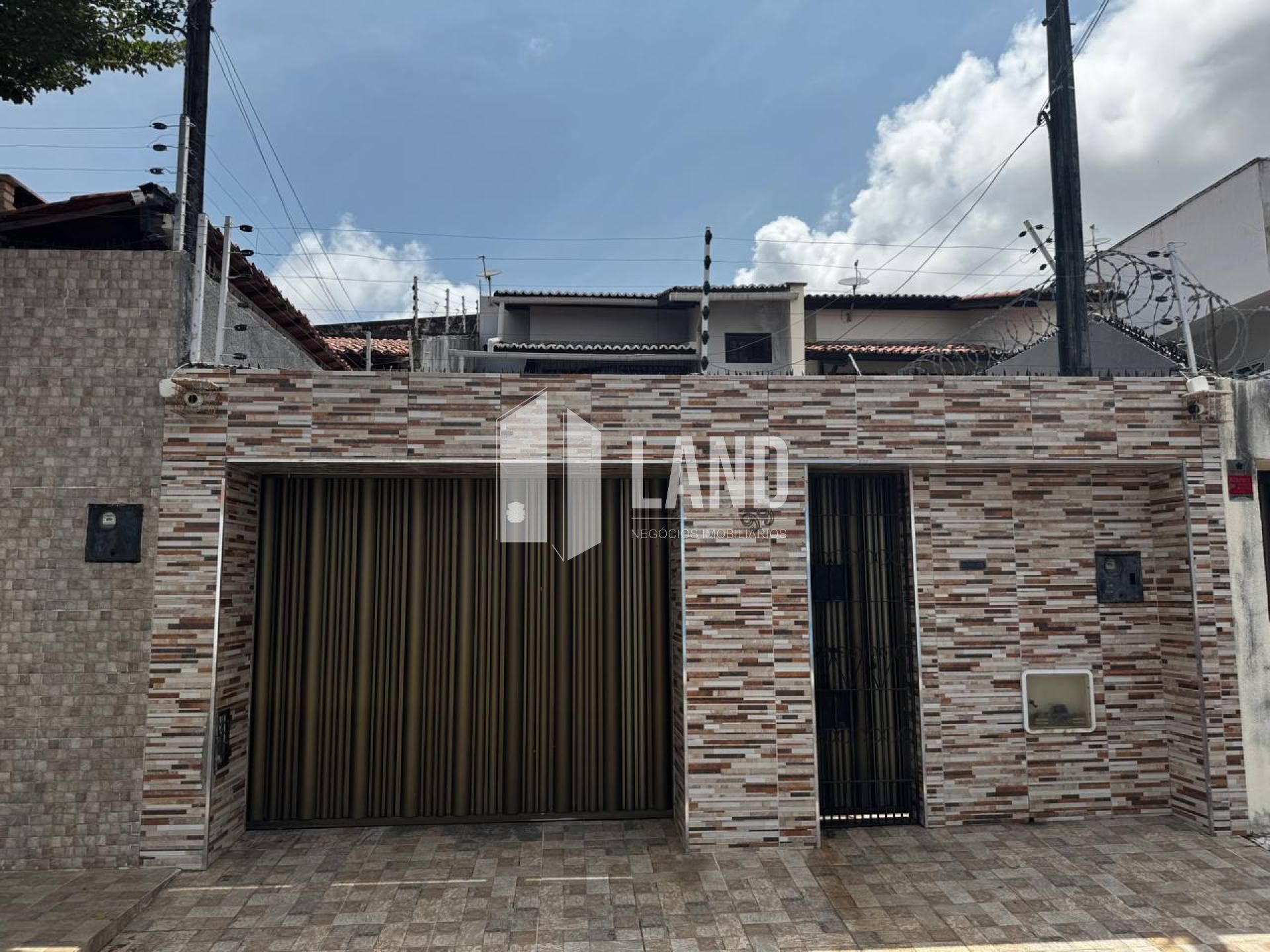 DUPLEX, em ótimo estado de conservação, com 3 quartos 1 suítes no bairro Eng Luciano Cavalcante