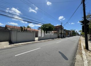 Terreno com 1.000m² (20x50) com uma Casa construída com 500m² para vender com 5 quartos, 5 banheiros, 10 vagas, quintal, 1.000m² - R$ 1.500.000 - próximo ao Estádio Presidente Vargas (PV) e a Av. Treze de Maio - Benfica - Fortaleza/CE