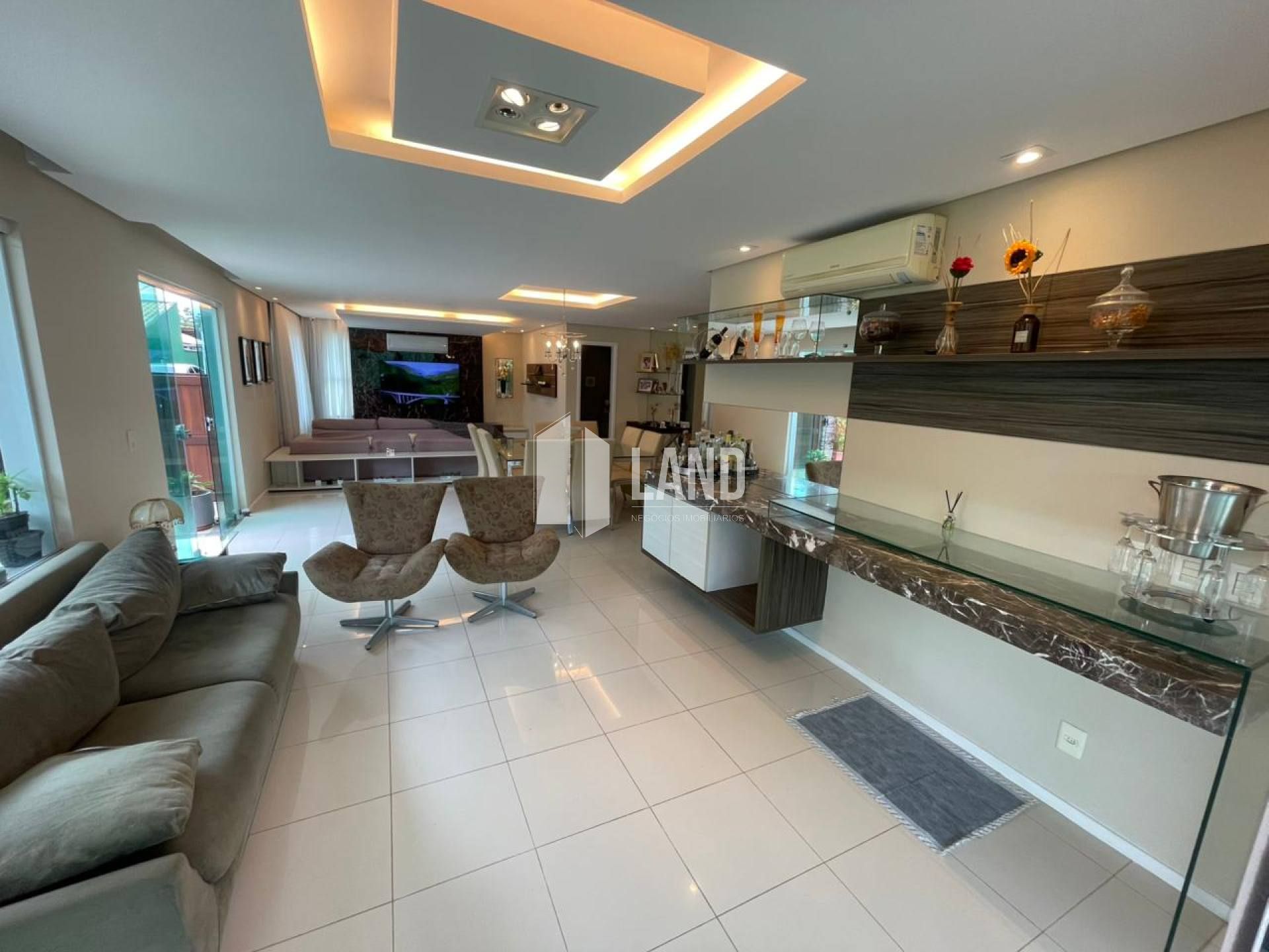 Casa de Alto Padrão no Centro do Eusébio com 351m² e Área de Lazer Privativa - Por R$ 1.150.000,00