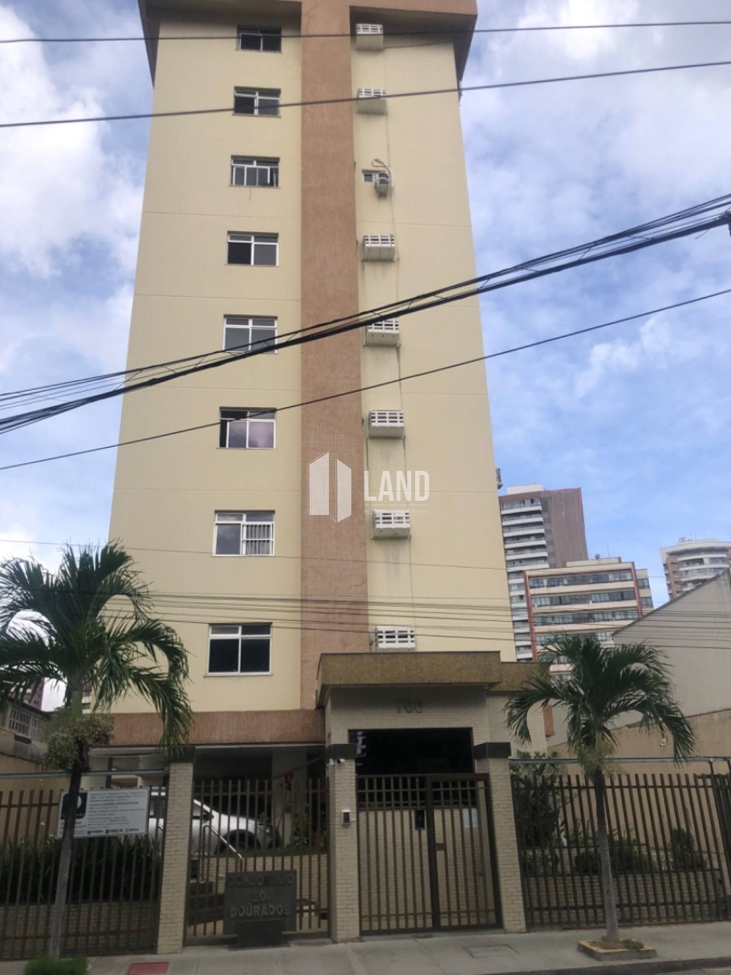 Apartamento para vender, com 02 quartos sendo 1 suíte com closet, banheiro social, móveis fixos projetados, varanda integrada com a sala, 1 vaga de garagem, salão de festas, 93m2 - R$ 420.000 - Bairro: Varjota - Fortaleza/CE