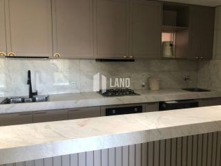 APARTAMENTO MOBILIADO PARA ALUGAR NO PORTO DAS DUNAS COM  2 QUARTOS (1 SUÍTE), 2 BANHEIROS, 2 VAGAS DE GARAGEM, LAZER COM PISCINA, SAUNA, PLAYGROUND E SALÃO DE FESTAS - 82M² - R$ 4.900 (MÊS) - PRÓXIMO AO BEACH PARK - PORTO DAS DUNAS - AQUIRAZ/CE