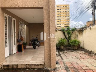 Casa Para Vender com 3 quartos (1 suíte), banheiro social, dependência com banheiro, 2 vagas de garagem, quintal - 188m2 (área construída) - 286m2 (terreno 11x26) - R$ 450.000,00 - próxima ao Shopping Benfica - Fortaleza/Ce
