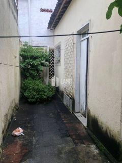 Casa Para Vender com 3 quartos (1 suíte), banheiro social, dependência com banheiro, 2 vagas de garagem, quintal - 188m2 (área construída) - 286m2 (terreno 11x26) - R$ 450.000,00 - próxima ao Shopping Benfica - Fortaleza/Ce
