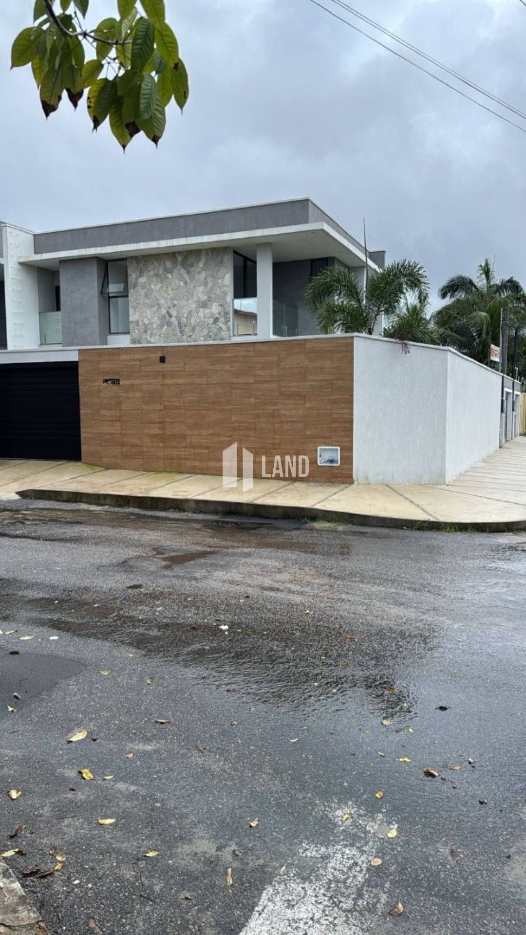 CASA DUPLEX DE ESQUINA NOVA C/4 SUÍTES E 4 VAGAS DE GARAGEM NO EDSON QUEIRÓZ