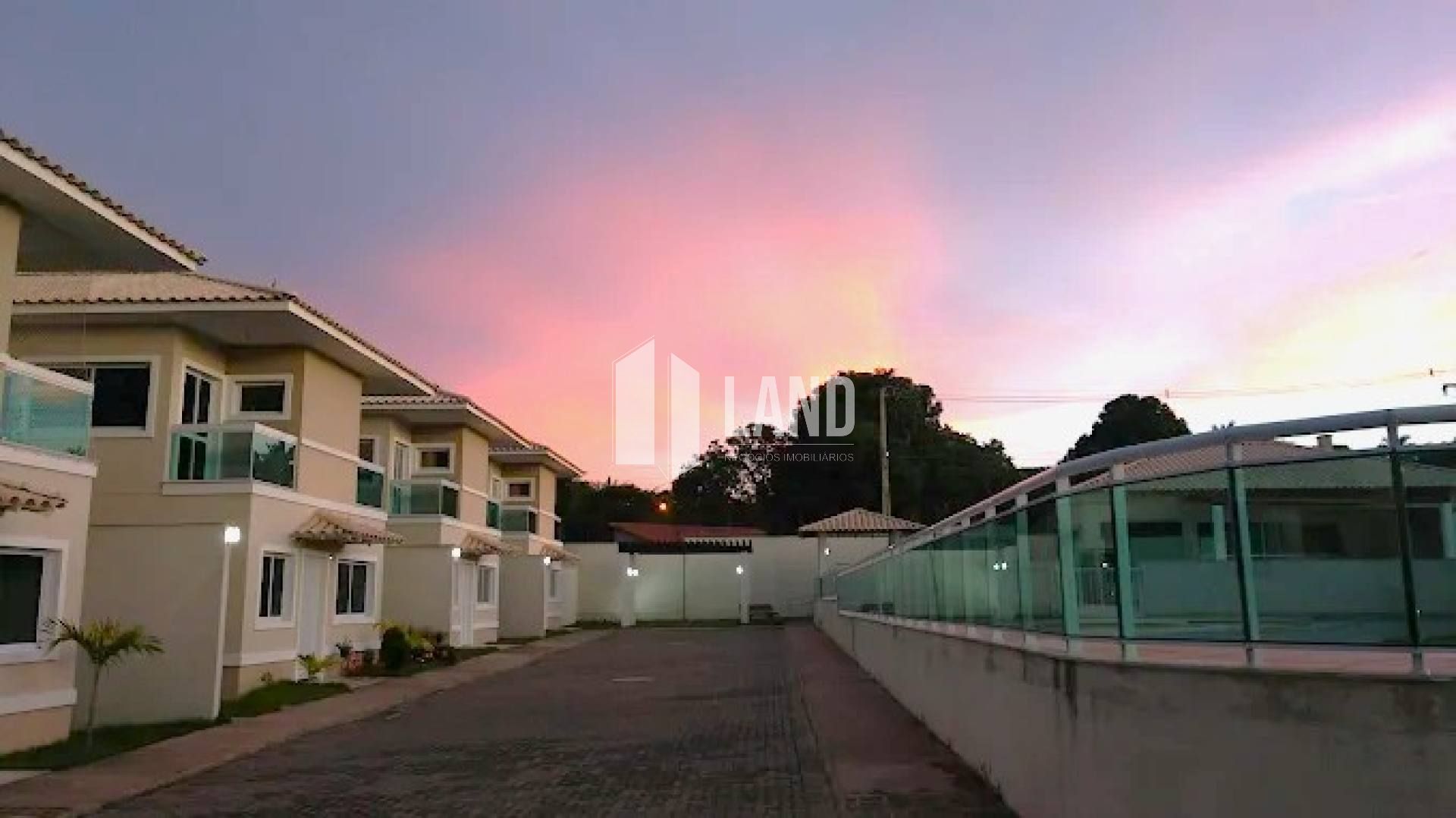 Casa duplex com 4 quartos no Bairro Morros