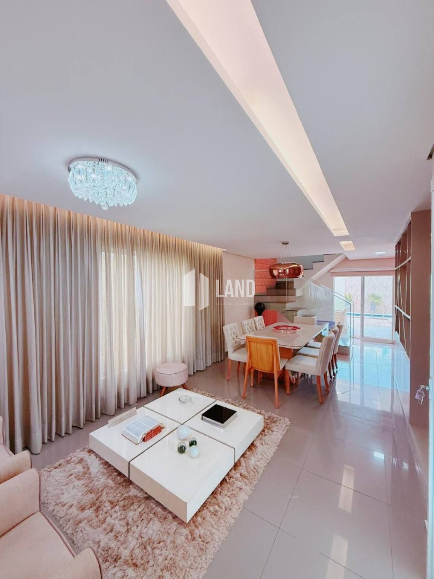 Casa duplex, com 4 suítes, à venda no Gurupi